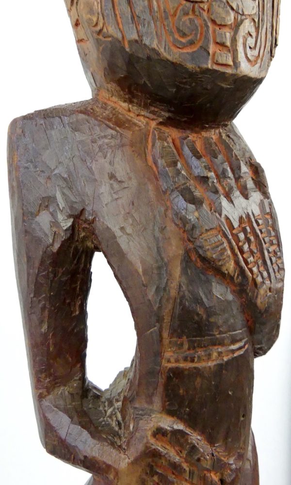 Grand Teko Teko Maori ancien (détail mains)