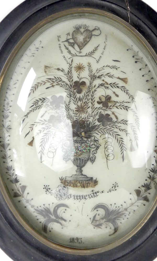 Grand reliquaire en cheveux et encre dans son cadre Napoléon III (détail)