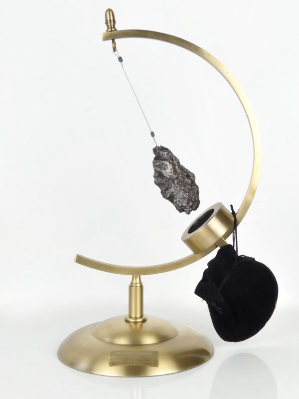 Météorite ferreuse de Dronino en lévitation (face 2)