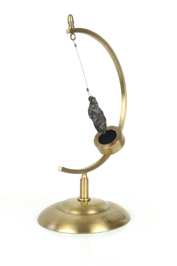 Météorite ferreuse de Dronino en lévitation (3/4)