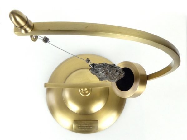 Météorite ferreuse de Dronino en lévitation (dessus)