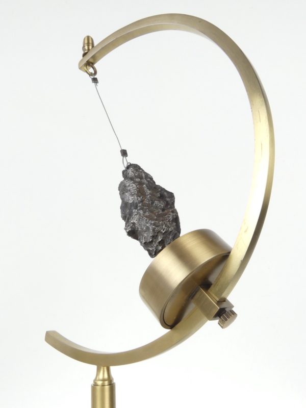 Météorite ferreuse de Dronino en lévitation (3/4 dos)