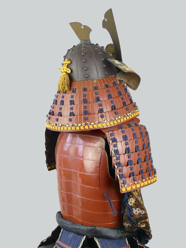 Armure de samouraï Yoroi laquée rouge (détail 3/4 dos)