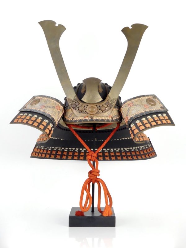 Kabuto de samouraï sur socle (face)