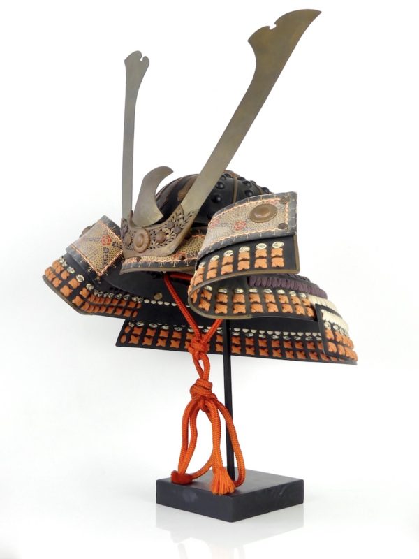 Kabuto de samouraï sur socle (3/4)