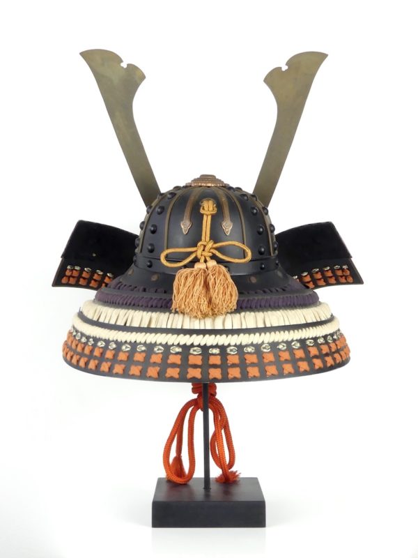 Kabuto de samouraï sur socle (dos)