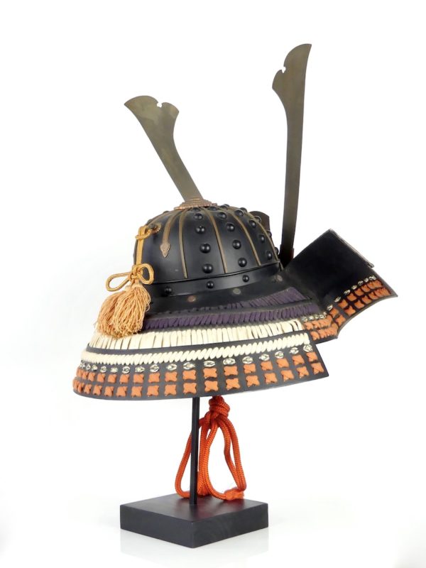 Kabuto de samouraï sur socle (3/4 dos)