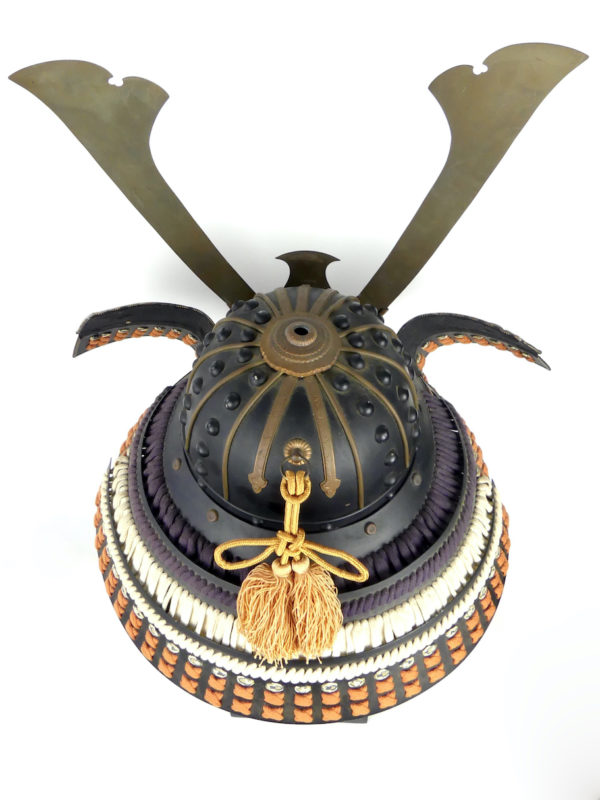 Kabuto de samouraï sur socle (dessus)