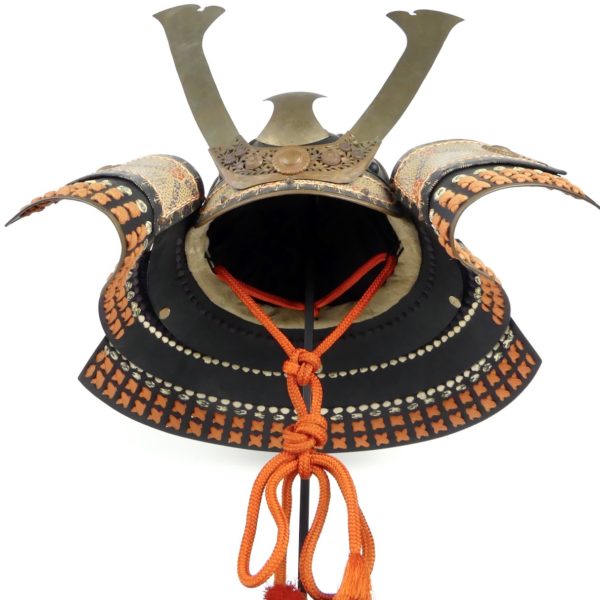 Kabuto de samouraï sur socle (dessous)