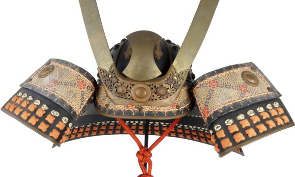Kabuto de samouraï sur socle (détail face)