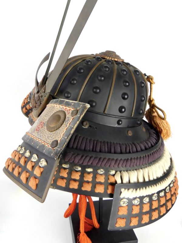 Kabuto de samouraï sur socle (détail profil)