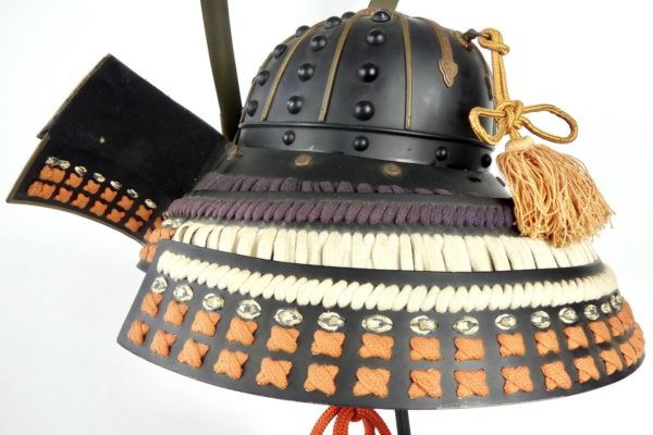 Kabuto de samouraï sur socle (détail 3/4 dos)
