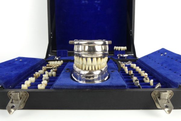 Modèle VÉCABÉ pour dentiste (détail face)