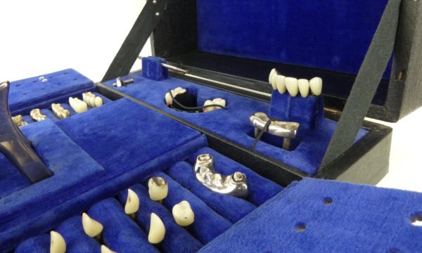 Modèle VÉCABÉ pour dentiste (ouvert 3/4 détail)