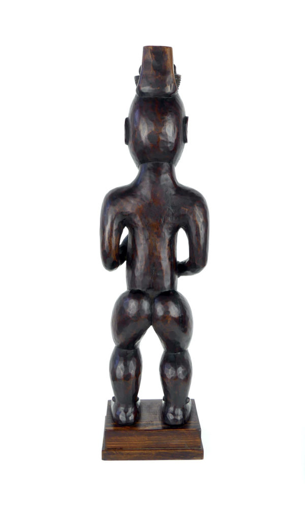Grande statue maorie Poutokomanawa (dos)