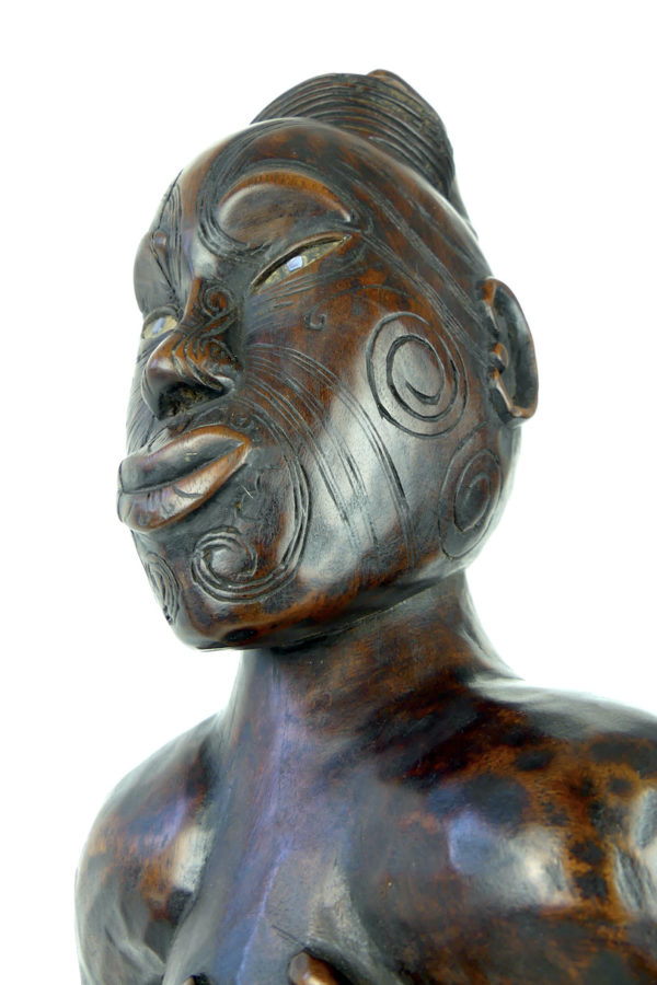 Grande statue maorie Poutokomanawa (Tā Moko dessous 3/4)