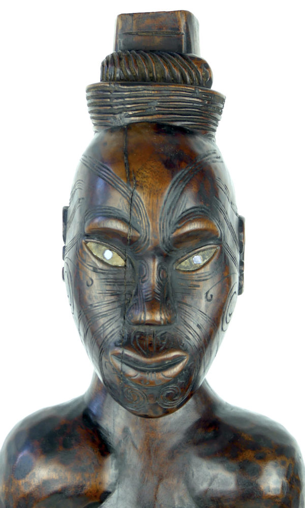Grande statue maorie Poutokomanawa (Tā Moko face)