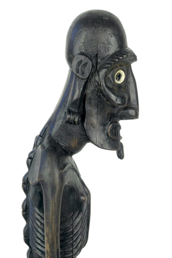 Moaï Kavakava sur socle en bois noirci (détail profil)