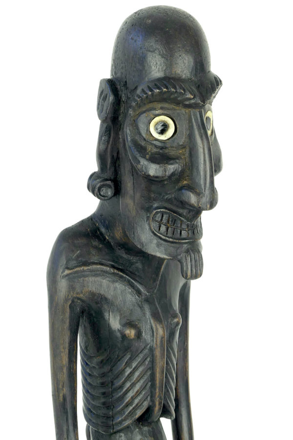 Moaï Kavakava sur socle en bois noirci (détail 3/4)