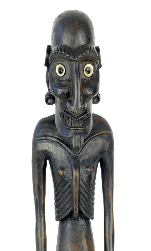 Moaï Kavakava sur socle en bois noirci (détail face)