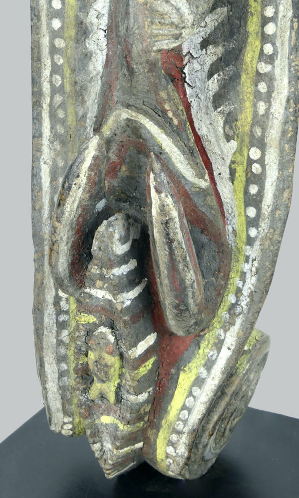 Figure Kwoma en bois de fer (détail bas)