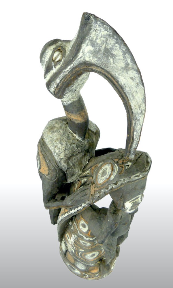 Grand cimier iatmul ancêtre féminine et oiseau (dessus 3/4)
