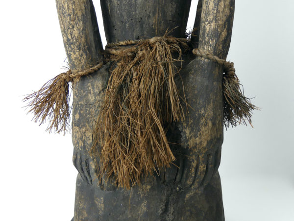 Sculpture d’ancêtre Yamok (détail pagne)