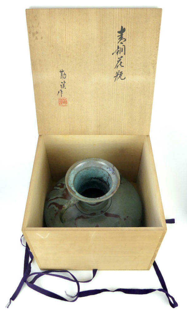 Vase balustre japonais en bronze (coffre ouvert dessus)