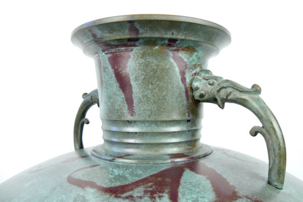 Vase balustre japonais en bronze (détail anses)