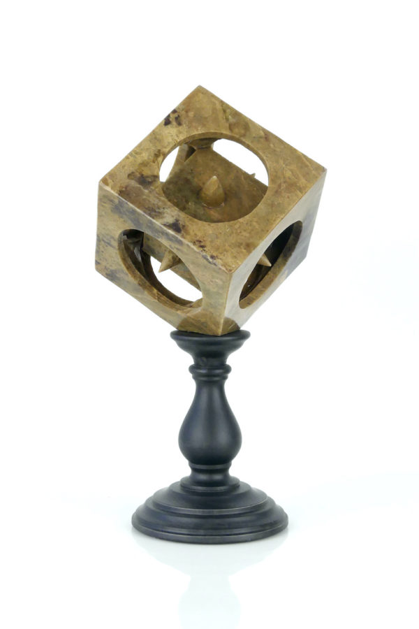 Sculpture cube en stéatite ajouré sur pied (3/4)