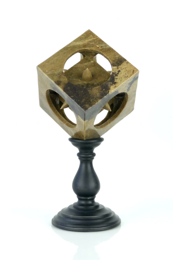 Sculpture cube en stéatite ajouré sur pied (dos)