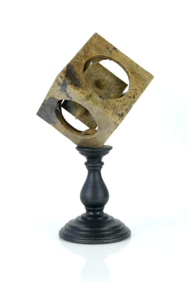 Sculpture cube en stéatite ajouré sur pied (3/4 dos)