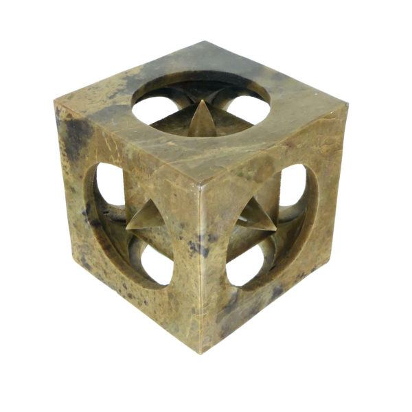 Sculpture cube en stéatite ajouré sur pied (dessus)