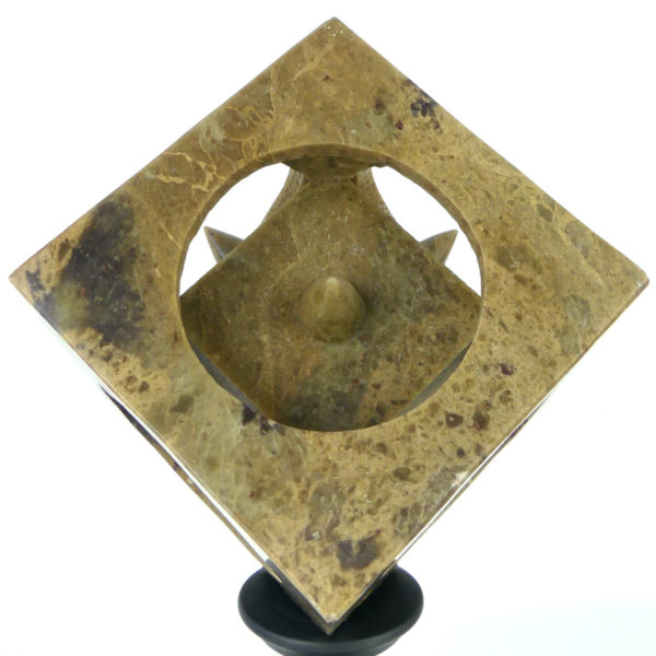 Sculpture cube en stéatite ajouré sur pied (dessus)