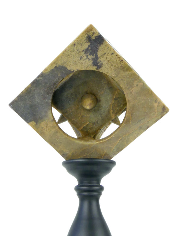 Sculpture cube en stéatite ajouré sur pied (détail face)