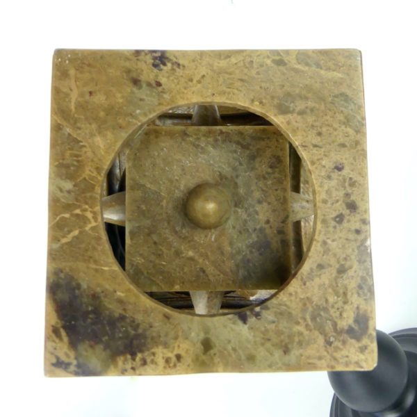 Sculpture cube en stéatite ajouré sur pied (détail dessus)