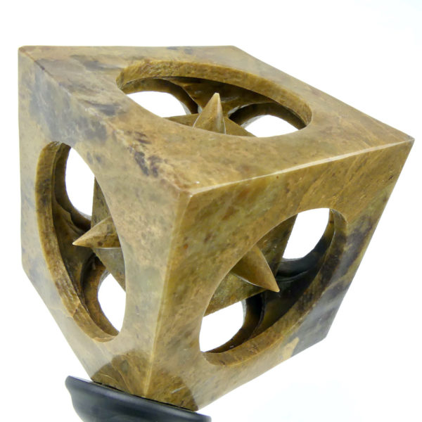 Sculpture cube en stéatite ajouré sur pied (détail 3/4)