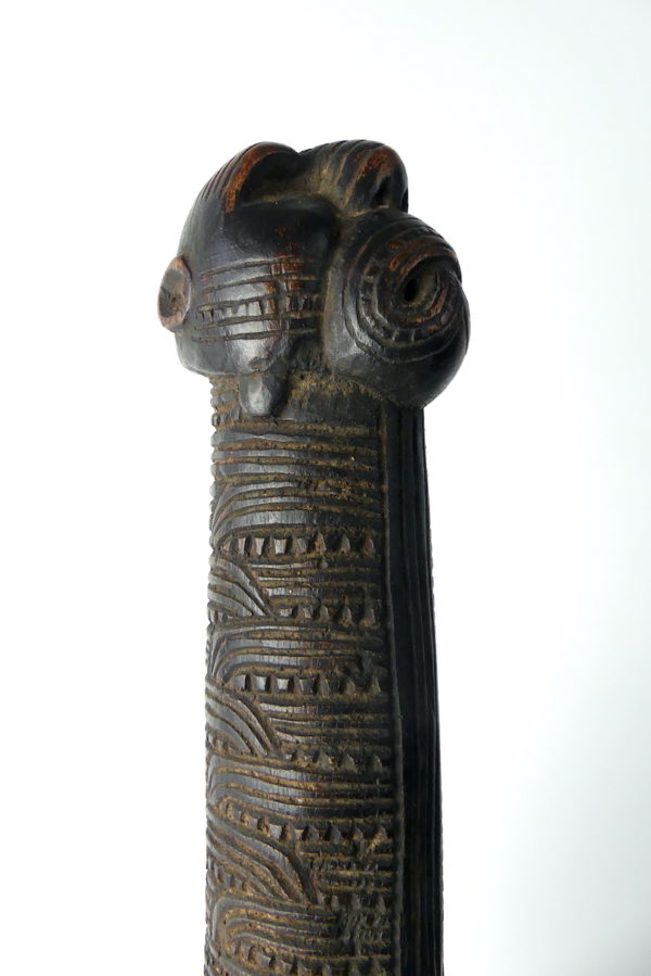 Kotiate rakau massue Maori en bois (détail tête)