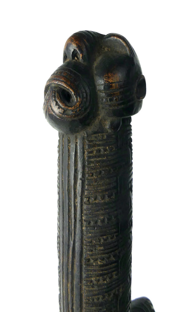 Kotiate rakau massue Maori en bois (détail tête)