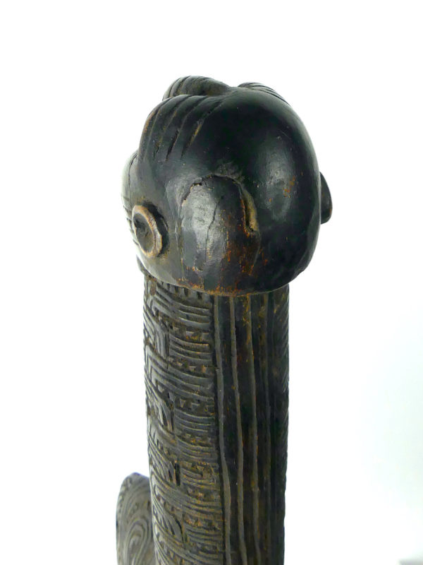 Kotiate rakau massue Maori en bois (détail tête dos)