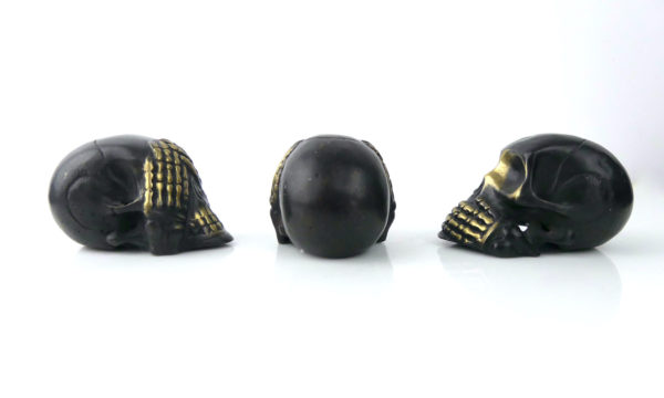 3 petits bronzes têtes de mort (dos profils)