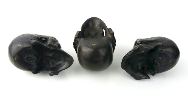 3 petits bronzes têtes de mort (dessous)