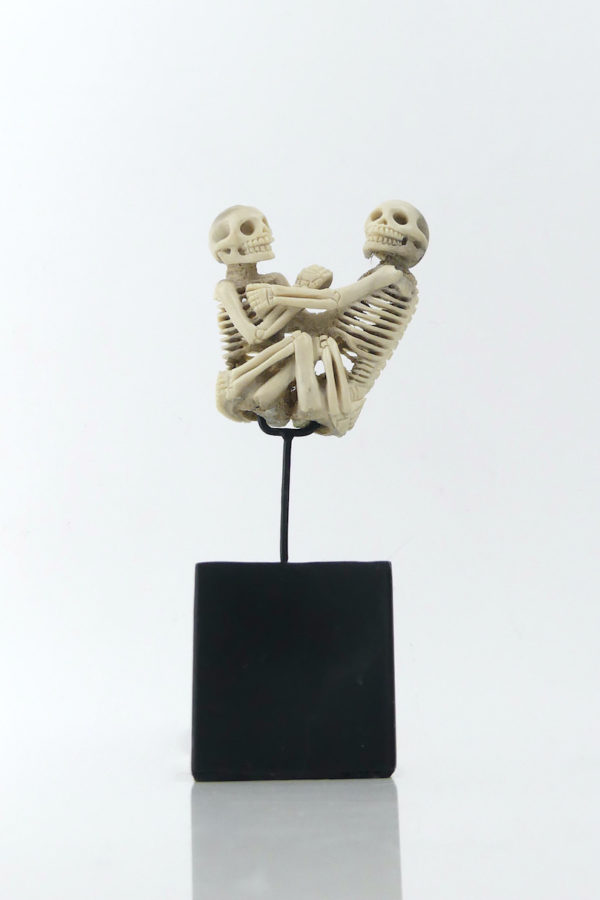 Memento Mori squelettes enlacés en bois de cerf (face)