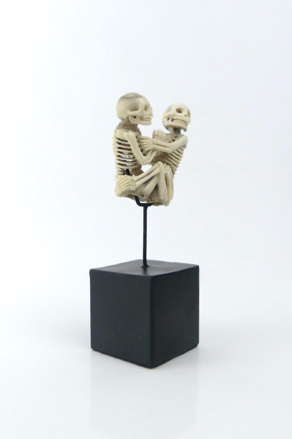 Memento Mori squelettes enlacés en bois de cerf (3/4)