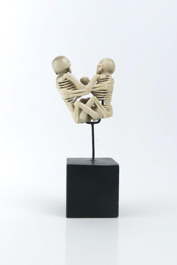 Memento Mori squelettes enlacés en bois de cerf (dos)