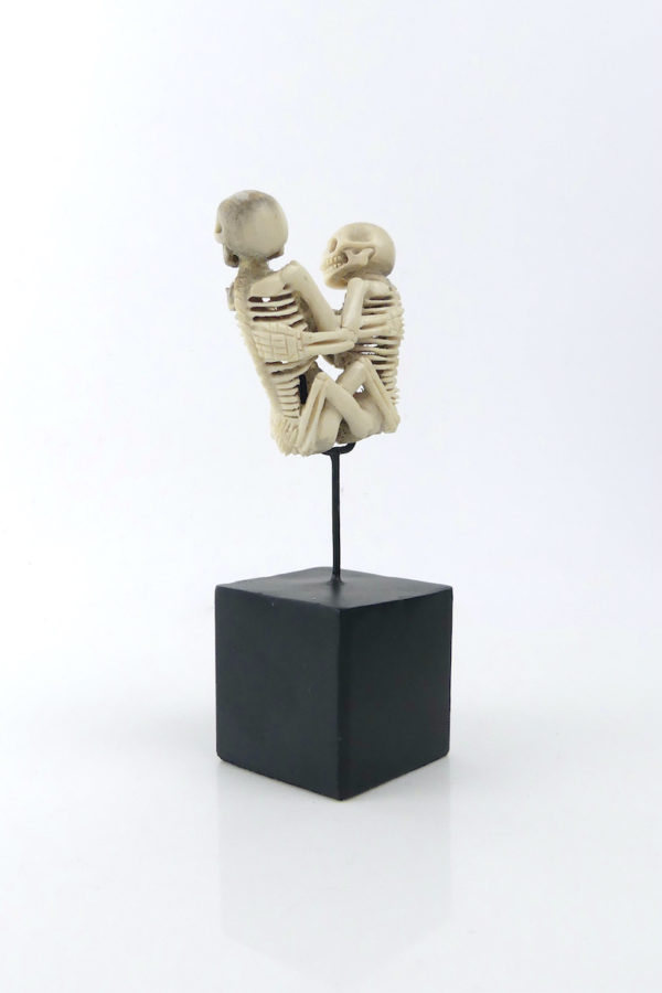 Memento Mori squelettes enlacés en bois de cerf (3/4 dos)