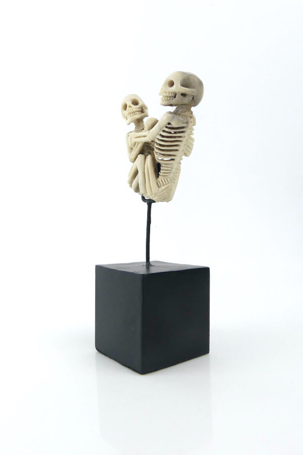 Memento Mori squelettes enlacés en bois de cerf (3/4)