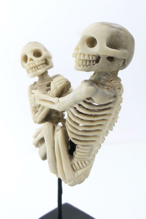 Memento Mori squelettes enlacés en bois de cerf (détail 3/4)