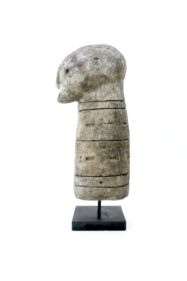 Statue céphalomorphe Sumba en pierre (profil)