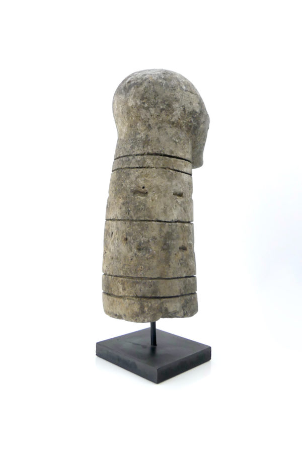 Statue céphalomorphe Sumba en pierre (3/4 dos)